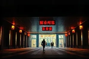 无声合唱团剧照，排练厅里整齐排列的乐谱架