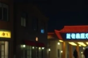 灯塔守夜人剧照，礁石上的灯塔与翻涌浪花