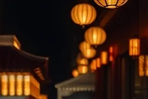 雨季维修工剧照，雨中攀爬外墙的维修工人剪影